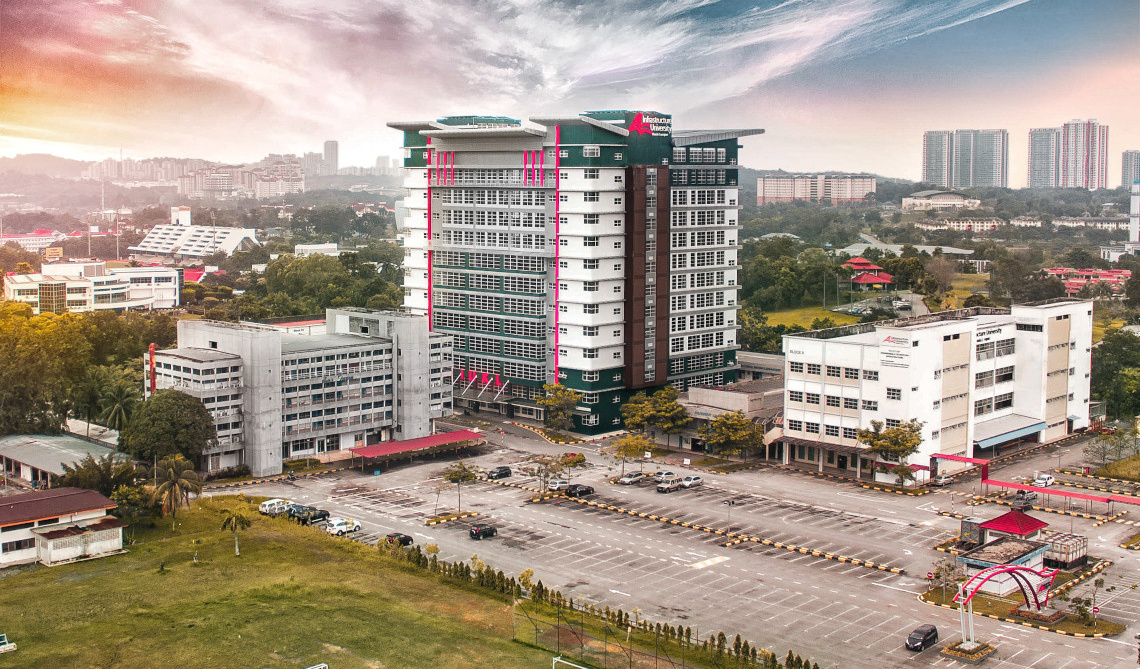 جامعة كوالالمبور للعلوم والبنية التحتية — De Centrum City, Kajang, Selangor (Greater Kuala Lumpur) — صورة الجامعة الرئيسية